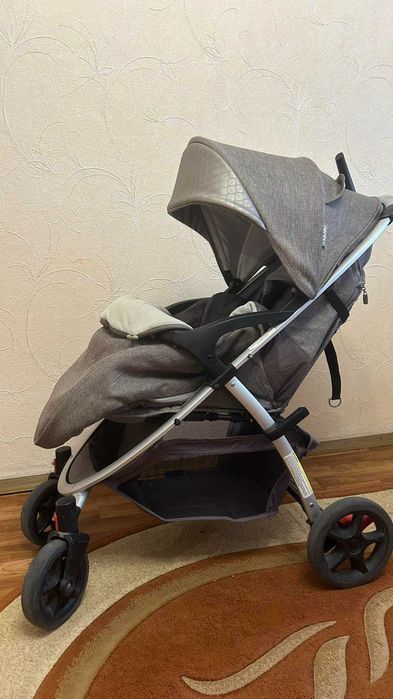 Дитяча прогулянкова коляска