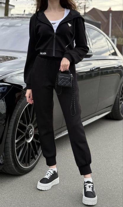 Жіночий костюм Prada