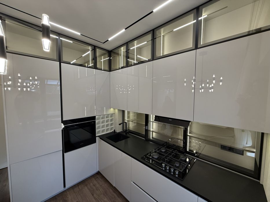 Продам кутовий котедж, в центральній частині міста.