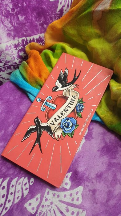 Glam Box edycja 18 Valentina 10 cieni makijazowych