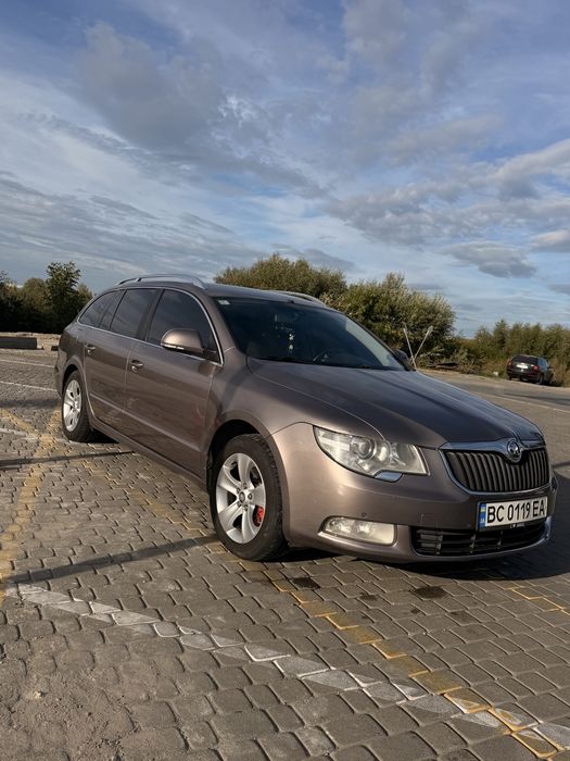 Skoda super b 2011 року