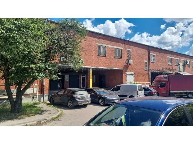 Продаж фасадного торгово-офісного приміщення 530 м² (колишній банк) вул., Ессенська, 2