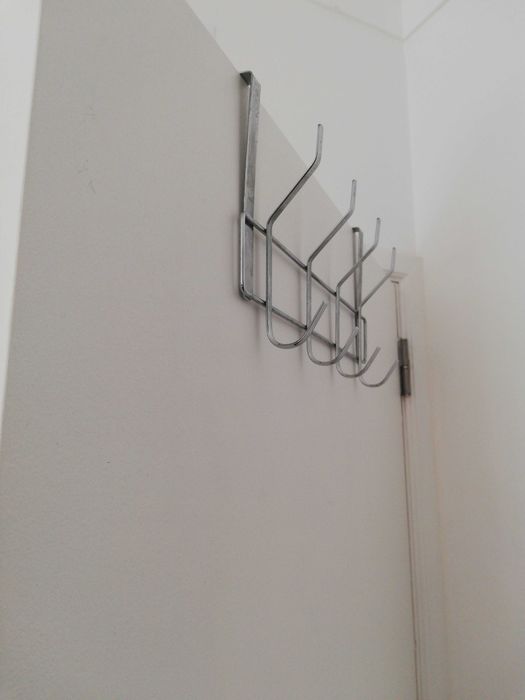 Cabide metálico de pendurar na porta