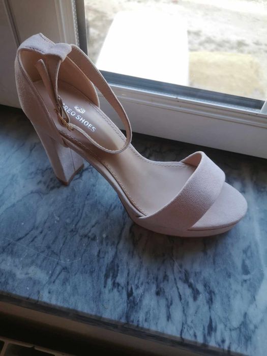 Sandálias salto beges