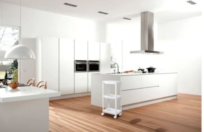 Пластикова біла поличка на колесах