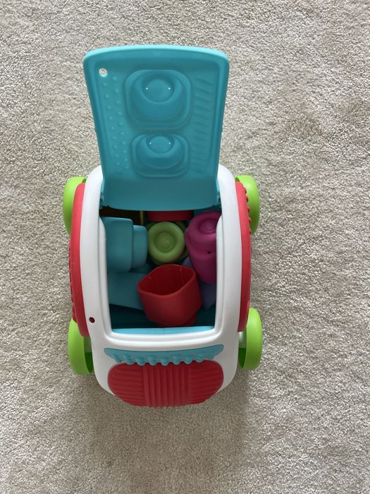 Samochodzik Clemmy z klockami