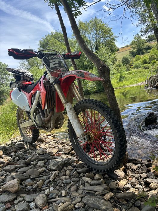 Moto crf 250r bem estimada
