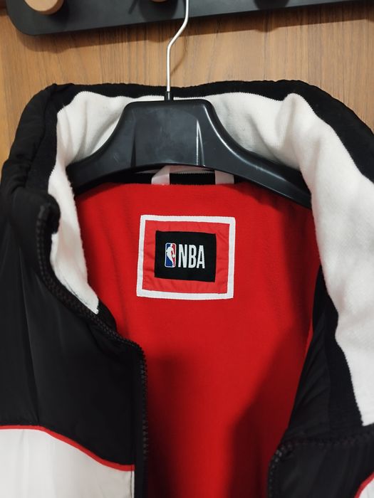 Puchowa kurtka CHICAGO BULLS z kolorowymi wstawkami