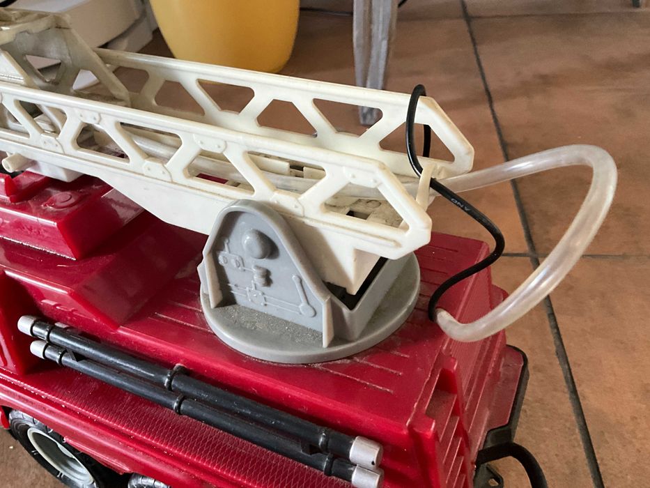 Duży interaktywny wóz strażacki sterowany na kabel – Stylizowany na Vintage Retro