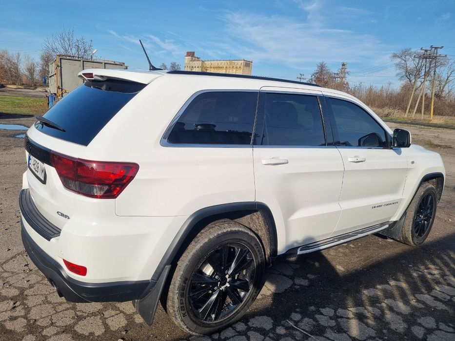 Автомобиль Jeep Cherokee