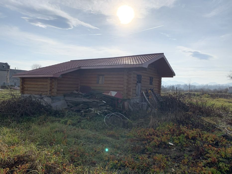 Деревʼяний будинок із дикого зрубу