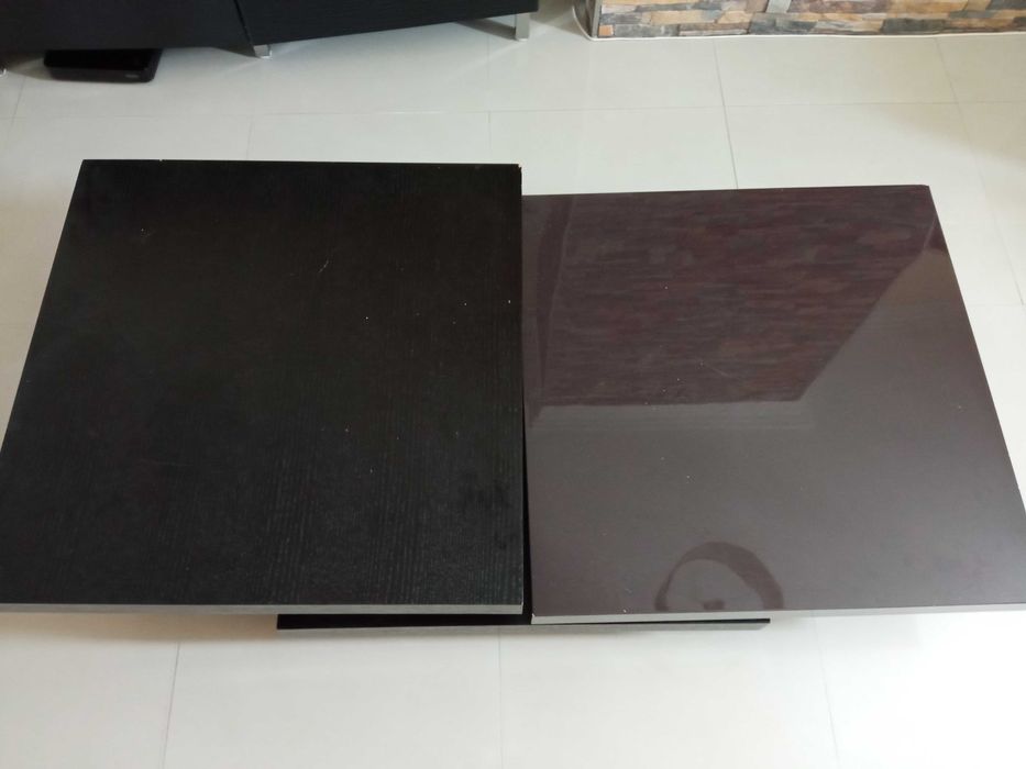 Mesa de centro quadrada rotativa usada