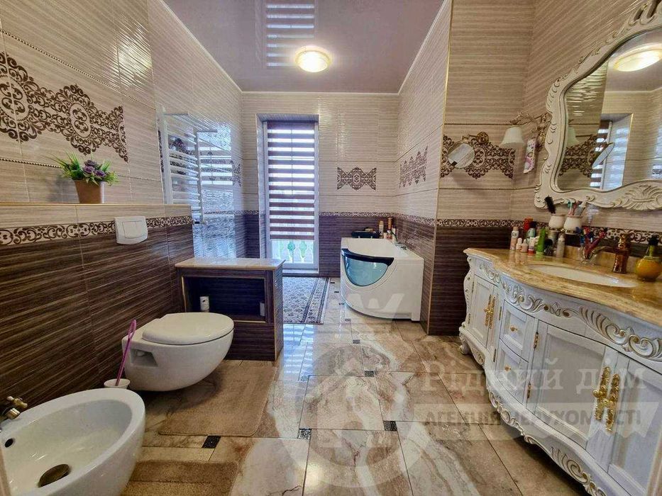 Елітний будинок з власним озером і басейном Козин  . Без комісії