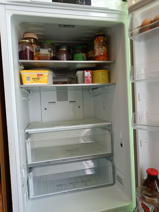 Frigorífico combinado no Frost Hotpoint funciona com sinais na porta