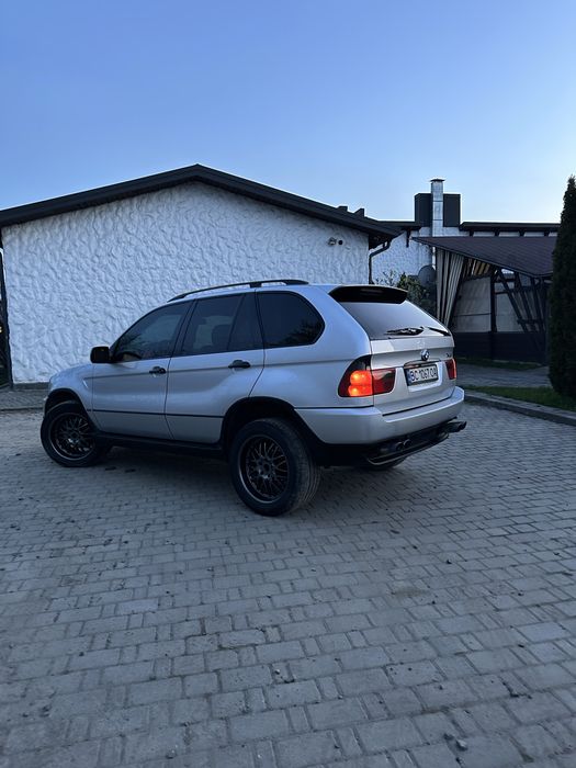 Автомобіль BMW x5 E53