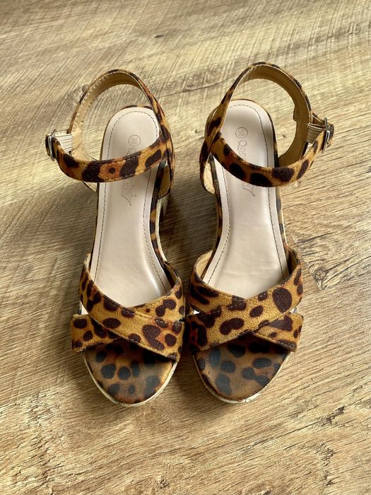 Sandały na koturnie w panterkę