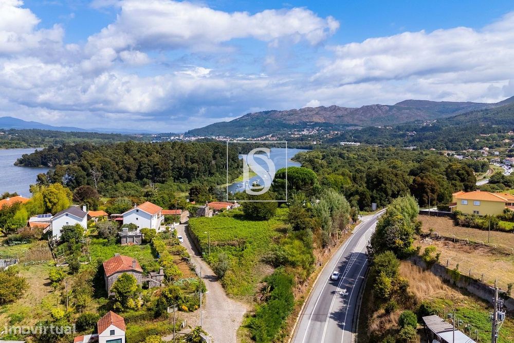 Terreno com 1381 m², junto ao Rio Minho, em Vila Nova de Cerveira