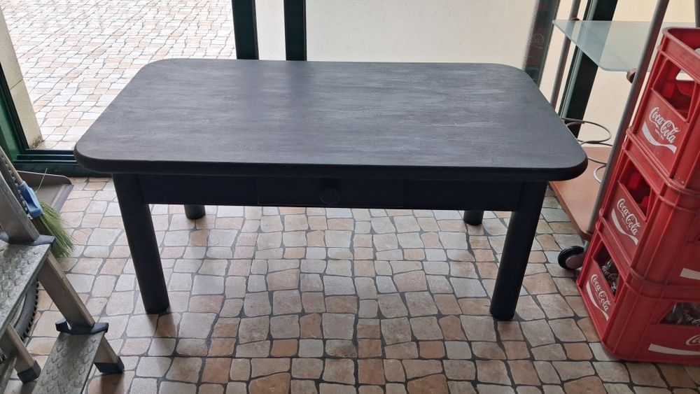 Mesa maciça em madeira preta com gaveta