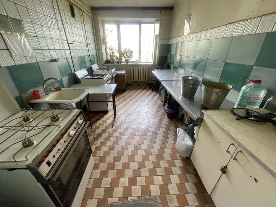 Без % Велика кімната 18.6м2 в бувшому гуртожитку метро Дорогожичі пішки Олени Теліги 45 цегляний будинок ГАЗ парк поруч Шевченківський район ВІЛЬНА