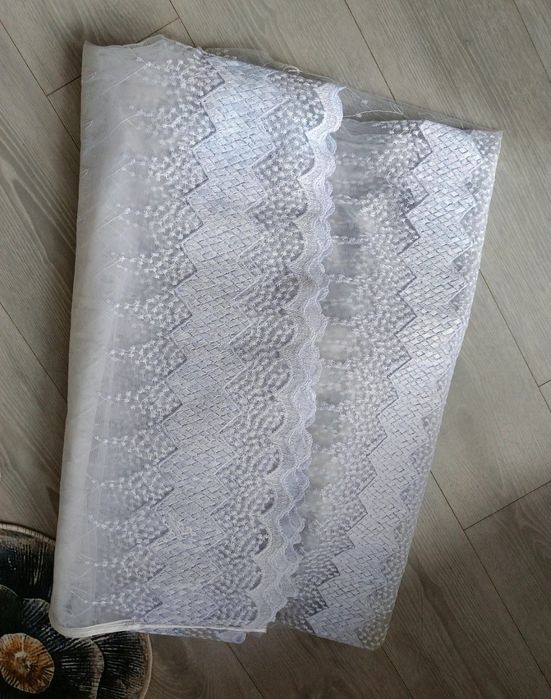 2 firanki długie gotowe na taśmie marszcoznej z mieniaca nitka