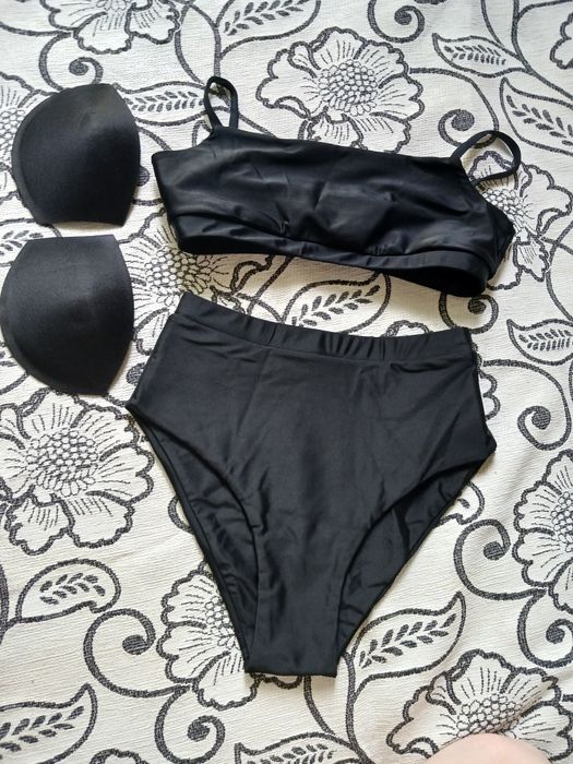 Купальник чорного кольору. Верх S, низ М