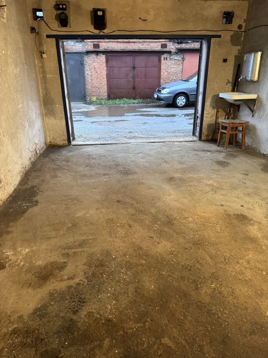 Здам гаража центр внизу возле первой школы