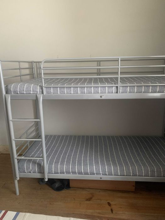 Beliche com 2 camas em perfeito estado de utilização e colchões incluidos