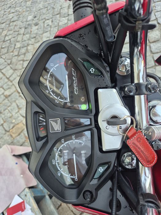 Honda CB125F vermelha