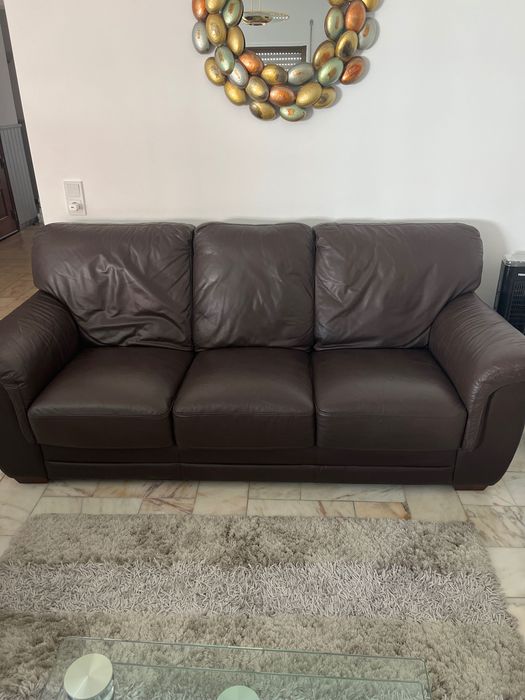 Dois sofás de cabedal ,com mesa de estar