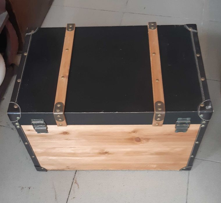 Belíssimo Baú em Madeira