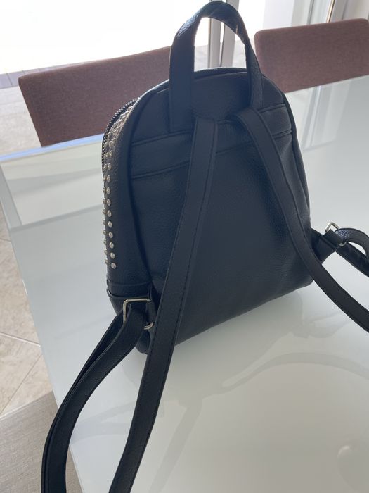 Mochila pequena preta com tachas douradas