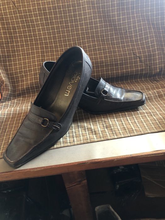 Vários modelos de sapatos em pele e sapatilhas