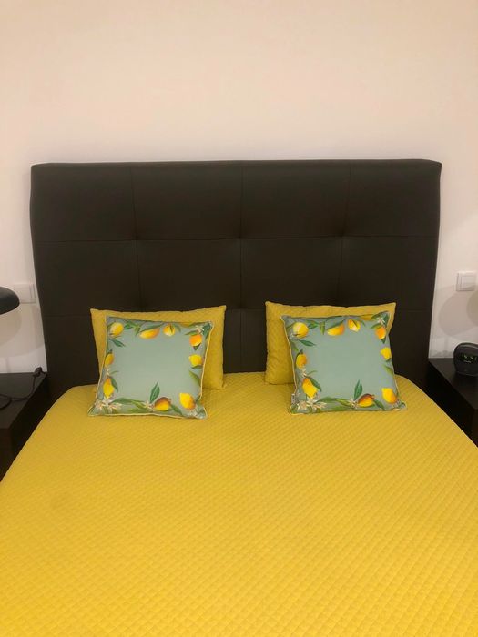 Mobília de quarto de casal (cama + mesinhas de cabeceira + espelho)