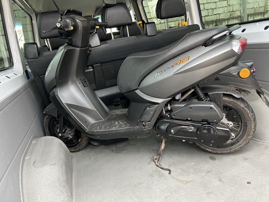 Скутер Пежо 2015 року