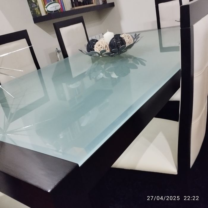 Mesa em vidro com 6 cadeiras