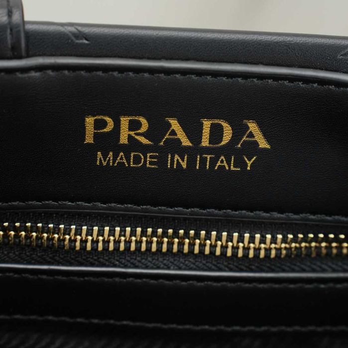 Torebka Prada czarna – idealna na codzienność i specjalne okazje