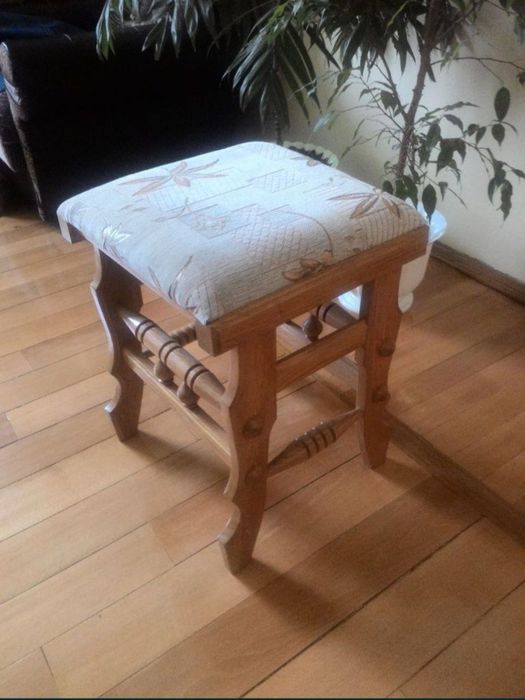 Продам дерев'яні стільці (табуретки)