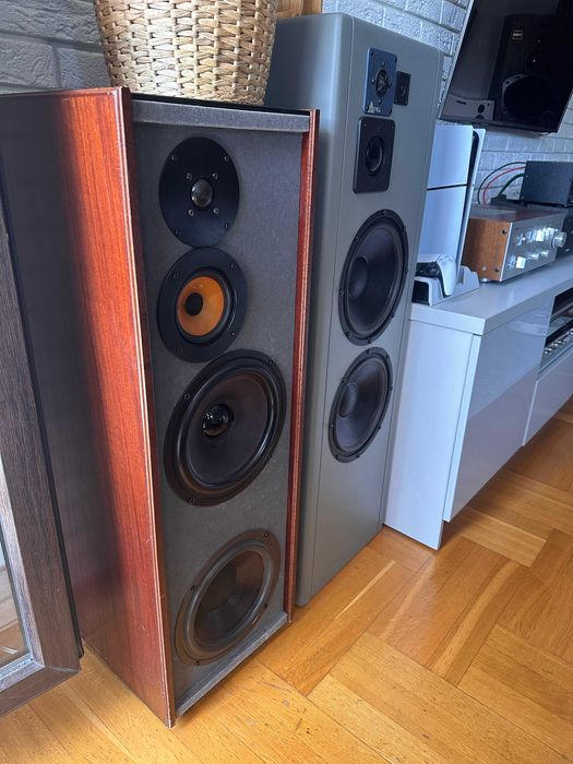Kolumny Expolinear Concept IV VIntage 80' ponadprzeciętna scena