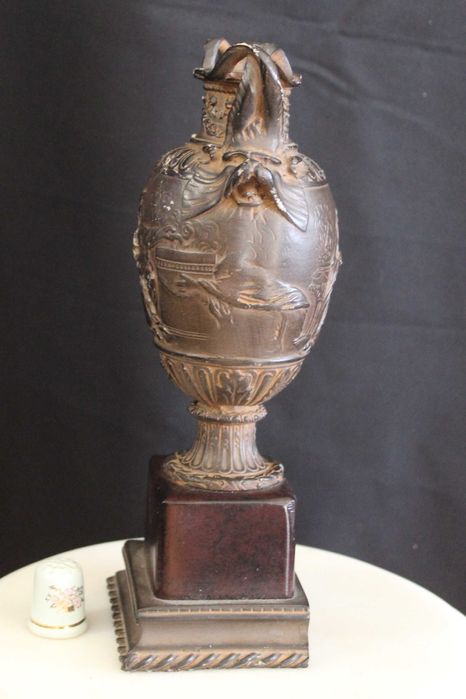 Ânfora vintage com duas pegas, decorada com cenas da Grécia Antiga