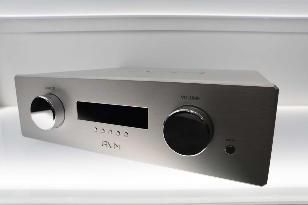 AVM PA 8 przedwzmacniacz srebrny i czarny