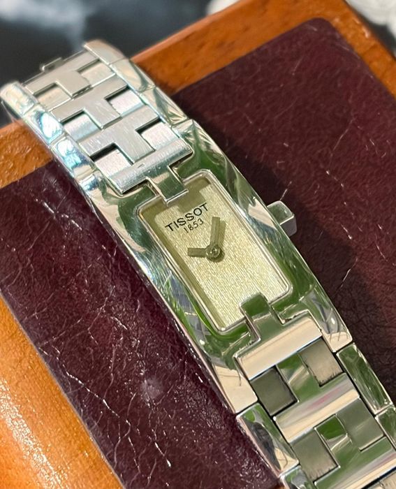 Zegarek marki Tissot, model L820P, lata 2000-te. Damski