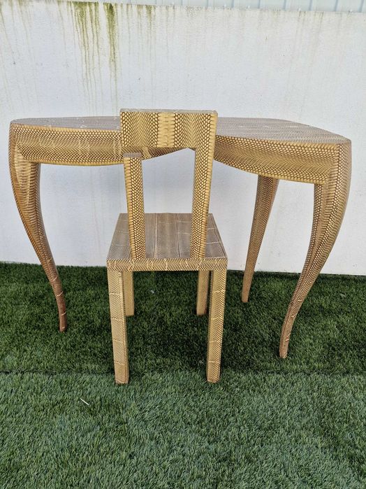 Conjunto de mesa e cadeira de madeira e pele da marca R&Y8 Augousti