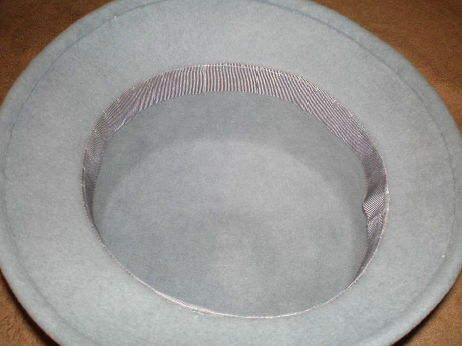 Sprzedam kapelusz damski filcowy w kolorze popielatym, używany.