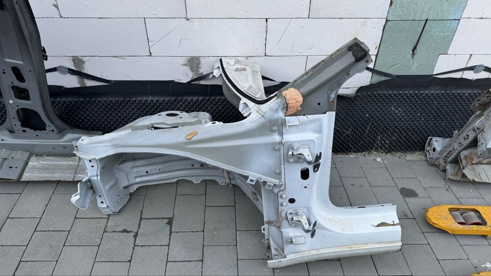 Tesla model 3 передня ліва четверть, тесла лонжерон