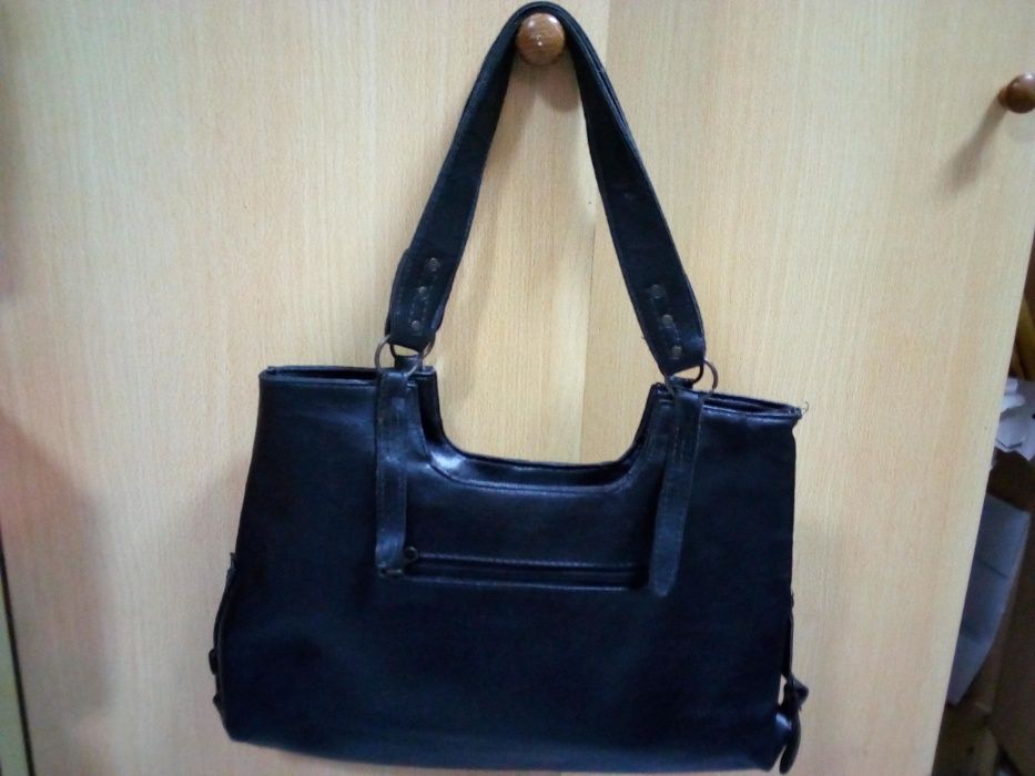 Mala preta com tachas douradas