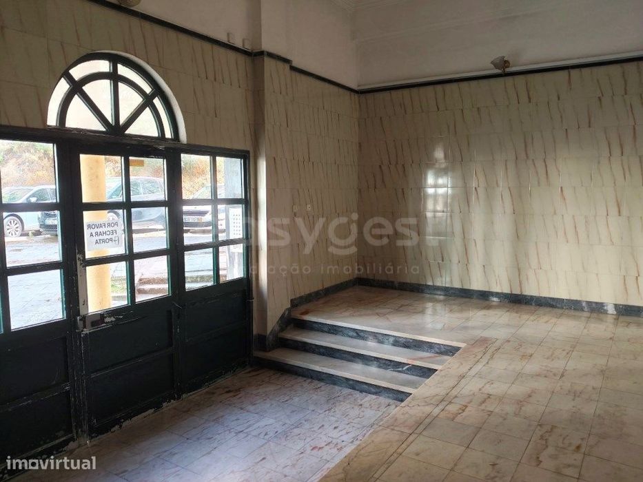 T2 com 95 m², cheio de luz natural e arrecadação na Tapada das Mercês