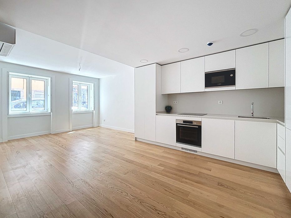Espaçoso T1 em prédio de charme, Alcântara, Lisboa