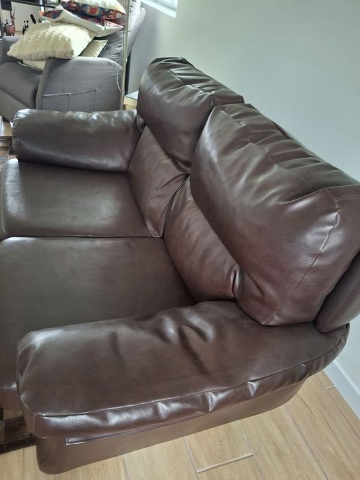 Sofá dois lugares castanho. .