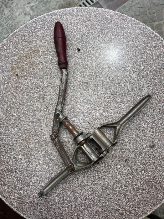Rolhadora Manual Antiga de Alavanca – Vinicultura / Engenho de Enrolhar Garrafas