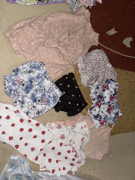 Літній одяг на дівчинку